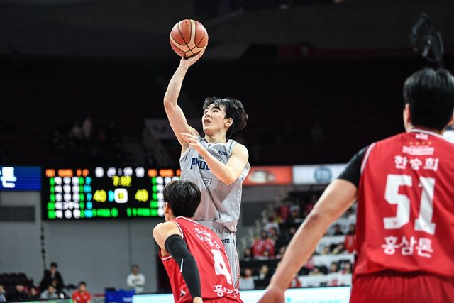 울산현대모비스 서명진이 9일 오후 7시 안양실내체육관에서 열린 2025~2026시즌 LG전자 프로농구 정규리그 안양정관장전에서 슛을 시도하고 있다. /사진=KBL