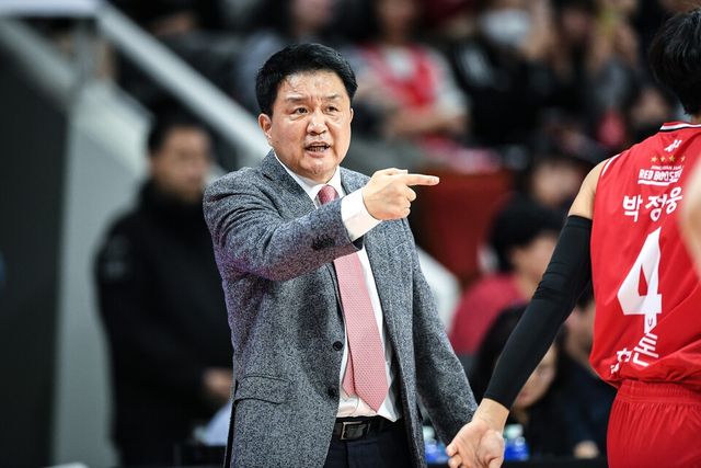 안양정관장 유도훈 감독이 9일 오후 7시 안양실내체육관에서 열린 2025~2026시즌 LG전자 프로농구 정규리그 울산현대모비스와의 경기에서 선수단을 지휘하고 있다. /사진=KBL