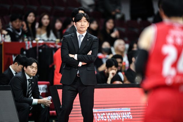 울산현대모비스 양동근 감독이 9일 오후 7시 안양실내체육관에서 열린 2025~2026시즌 LG전자 프로농구 정규리그 안양정관장전에서 선수단을 지휘하고 있다. /사진=KBL