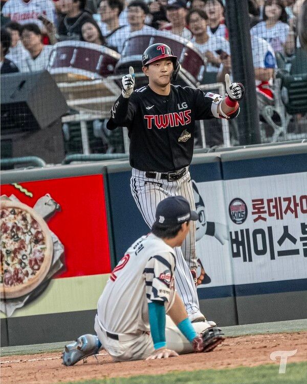 10일 LG가 부산 사직야구장에서 열린 2026 KBO리그 롯데와의 원정 경기에서 연장 10회 접전 끝에 4-3으로 이겼다. (▲LG 문정빈 3타수 1안타 1홈런 2득점 2타점 1볼넷). /사진=LG 트윈스