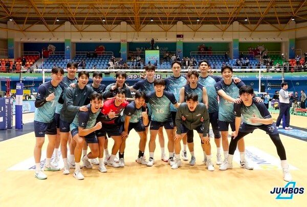 22일 대한항공이 여수 진남체육관에서 열린 2026 여수·NH농협컵 프로배구대회 남자부 A조 최종전에서 현대캐피탈에 3대0으로 승리했다. (▲ 인천 대한항공 점보스, 공격성공률55.8, 공격득점43, 블로킹득점7, 서브득점4, 상대범실21, 디그성공38, 리스브정확17, 세트성공42, 범실23). /사진=KOVO