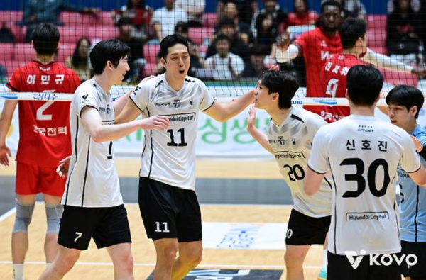 24일 현대캐피탈이 전남 여수 진남체육관에서 열린 2026 여수·NH농협컵 프로배구대회 남자부 준결승에서 한국전력을 세트 스코어 3대1로 꺾었다. (▲ 천안 현대캐피탈 스카이워커스, 공격성공률55.9, 공격득점62, 블로킹득점9, 서브득점3, 상대범실19, 디그성공54, 리스브정확24, 세트성공59, 범실21). /사진=KOVO