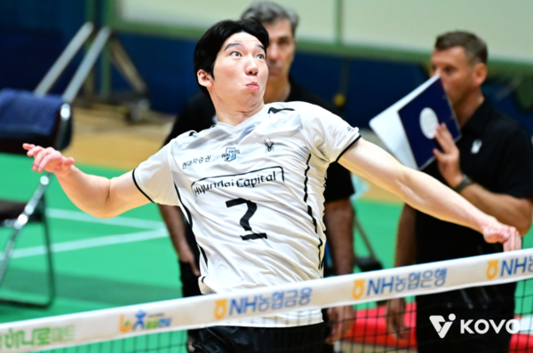 24일 현대캐피탈이 전남 여수 진남체육관에서 열린 2026 여수·NH농협컵 프로배구대회 남자부 준결승에서 한국전력을 세트 스코어 3대1로 꺾었다. (▲ 천안 현대캐피탈 스카이워커스 허수봉, 득점17, 공격14/31, 공격성공률 46.16, 서브2/13, 블로킹1/9, 디그5/6, 리시브4/22, 세트1/4, 범실7. /사진=KOVO
