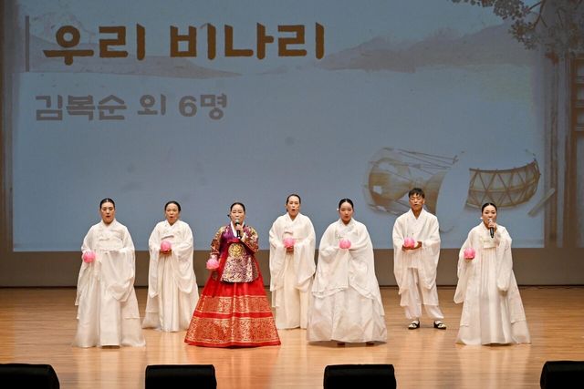 군위문화원(원장 박세준)이 주최하고 (사)한국국악협회 대구광역시지회 군위군지부가 주관한 ‘제4회 삼국유사와 함께하는 국악한마당’이 지난 22일 삼국유사 교육문화회관에서 열렸다./사진=군위군