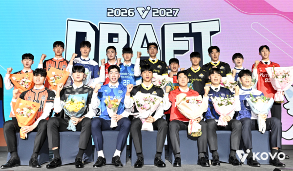 28일 OK저축은행이 서울 강서구 메이필드호텔에서 열린 2026-2027 한국배구연맹(KOVO) 남자부 신인선수 드래프트에서 전체 1순위로 인하대 2학년 아웃사이드 히터 윤경을 뽑았다. /사진=KOVO