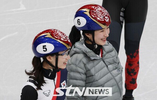 쇼트트랙 최민정(왼쪽)과 김길리가 3일(현지 시간) 이탈리아 밀라노 아이스스케이팅 아레나에서 이야기하고 있다./사진=뉴시스