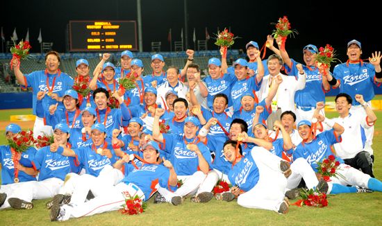 2008 베이징 올림픽 야구대표팀이 금메달을 딴 후 단체 사진을 찍고 있다. /사진= 뉴시스