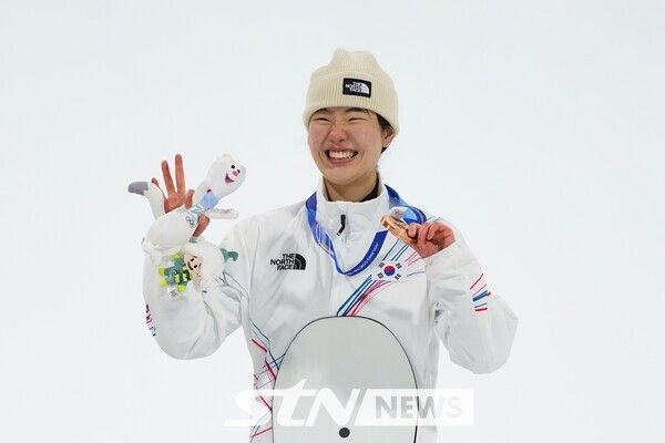 10일 ’2026 밀라노-코르티나 동계올림픽’ 스노보드 여자 빅에어에서 동메달을 차지한 한국 스노보드 대표팀 유승은이 활짝 웃고 있다. / 사진=뉴시스(AP)