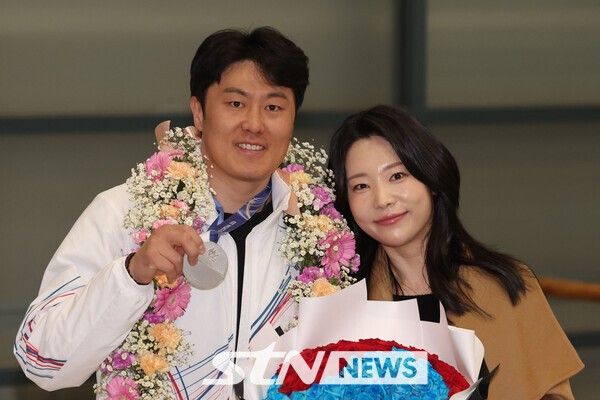 한국 스노보드 대표팀 김상겸(왼쪽)이 10일 인천국제공항 제1터미널을 통해 귀국한 후 아내와 함께 포즈를 취하고 있다. /사진=뉴시스