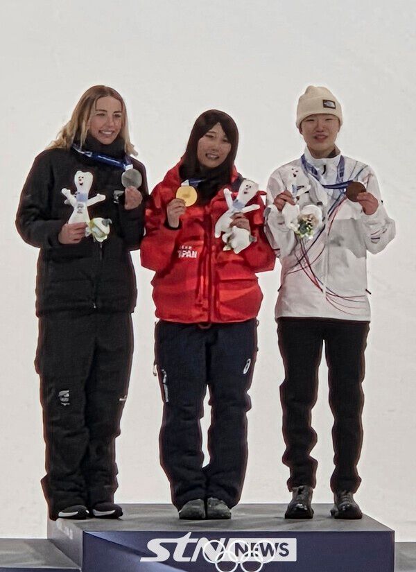 시상대에 오른 스노보드 동메달리스트 유승은(오른쪽). / 사진=뉴시스