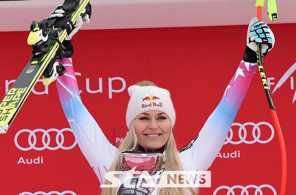 독일 가르미슈파르텐키르헨에서 열린 2017~2018 국제스키연맹(FIS) 알파인 월드컵 여자 활강에서 우승한 후 기뻐하는 린지 본. /사진=뉴시스(AP)
