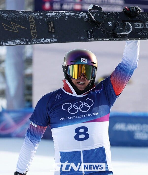 한국 스노보드 대표팀 김상겸이 이탈리아 리비뇨 스노우파크에서 열린 2026 밀라노·코르티나 담페초 동계올림픽 스노보드 남자 평행대회 결승에서 은메달을 차지한 뒤 기뻐하고 있다. /사진=뉴시스