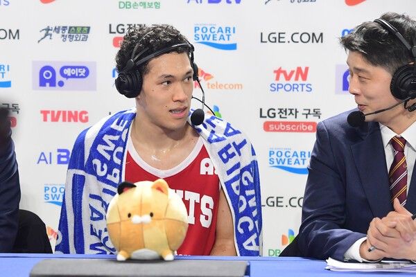 경기 후 인터뷰를 갖는 서울 SK 에디 다니엘. /사진=KBL