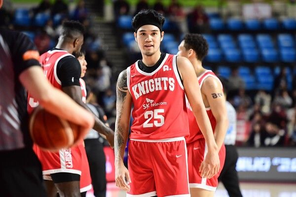 미소를 짓는 서울 SK 알빈 톨렌티노. /사진=KBL