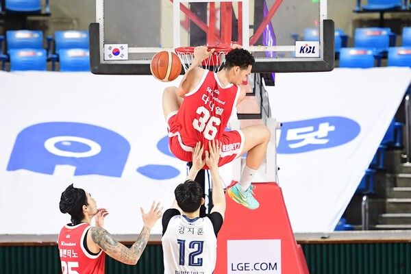 덩크슛을 보여주는 서울 SK 에디 다니엘. /사진=KBL