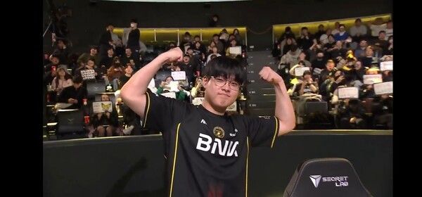 12일 종로 롤파크 LCK아레나에서 열린 2026 LCK컵 플레이오프 1라운드 마지막 세트에서 BNK피어엑스가 DN수퍼스를 3대2로 꺾고 최종 승리했다..(▲ ‘빅라’ 이대광 / BNK피어엑스 & DN수퍼스 =3:2). /사진=네이버 치지직 라이브영상 캡처