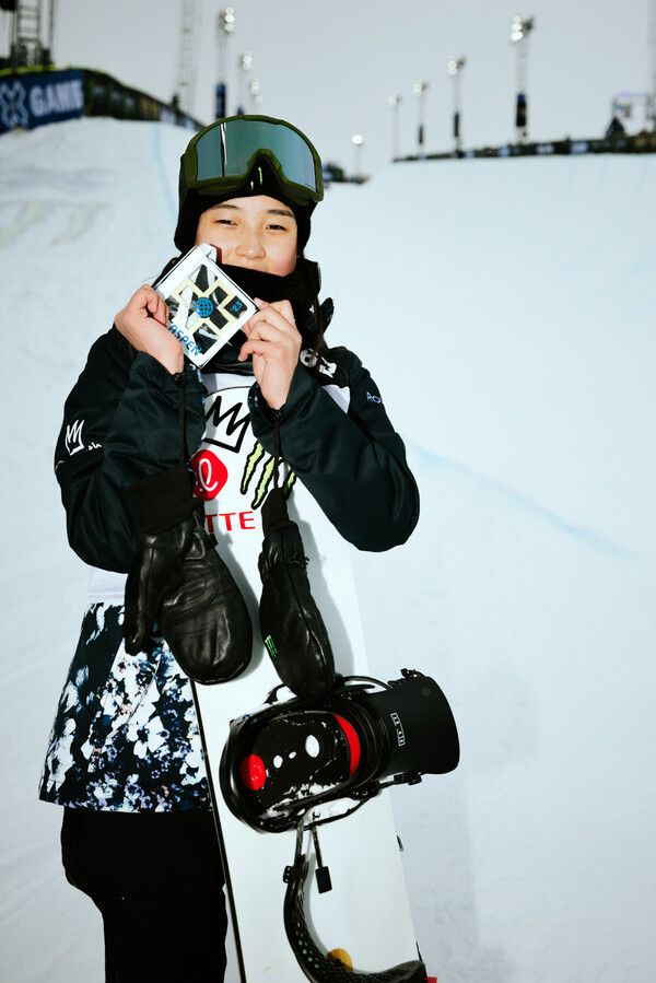 최가온은 29일(이하 한국시간) 미국 콜로라도주 아스펜 버터밀크 스키 리조트에서 열린 X Games 2023 여자 스노보드 수퍼파이프 부문에서 매디 매스트로(미국)를 꺾고 이번 X Games에 초청된 8명의 선수 중 최고의 자리에 올랐다. 사진┃올댓스포츠