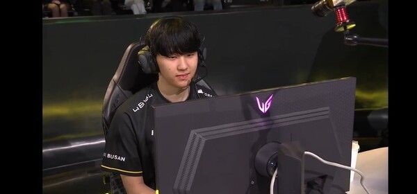 12일 서울 종로 롤파크 LCK아레나에서 열린 2026 LCK컵 플레이오프 1라운드 2세트, BNK피어엑스가 정교하게 설계된 초반 미드 갱과 랩터의 ‘랩신’ 퍼포먼스를 앞세워 DN수퍼스를 꺾고 세트 스코어 1대1 균형을 맞췄다. (▲BNK 피어엑스 '랩터' 전어진 / BNK피어엑스 & DN수퍼스 =1:1). /사진=네이버 치지직 라이브영상 캡처