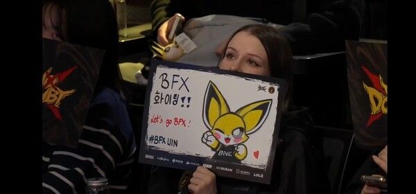 12일 서울 종로 롤파크 LCK아레나에서 열린 2026 LCK컵 플레이오프 1라운드 3세트, BNK피어엑스가 전령 한타에서 승부를 갈랐다. 한 번의 교전으로 흐름을 완전히 틀어쥔 뒤 바론까지 매끄럽게 연결하며 DN수퍼스를 2대1로 역전했다. (▲BNK피어엑스 & DN수퍼스 =2:1). /사진=네이버 치지직 라이브영상 캡처