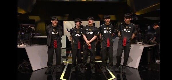 12일 종로 롤파크 LCK아레나에서 열린 2026 LCK컵 플레이오프 1라운드 마지막 세트에서 BNK피어엑스가 DN수퍼스를 3대2로 꺾고 최종 승리했다..(▲ BNK피어엑스 & DN수퍼스 =3:2). /사진=네이버 치지직 라이브영상 캡처