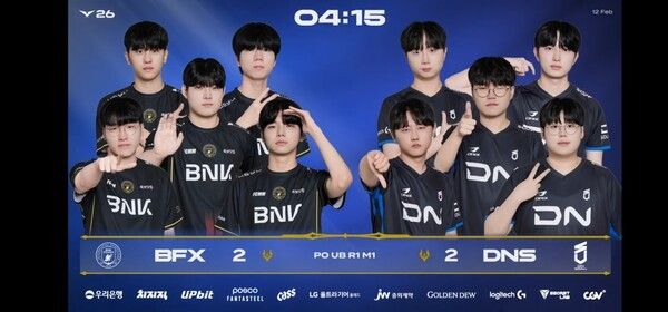 12일 종로 롤파크 LCK아레나에서 열린 2026 LCK컵 플레이오프 1라운드 4세트, BNK피어엑스가 정교한 1레벨 설계와 바텀 주도권으로 4세트를 장악하는 듯했지만, DN수퍼스가 ‘두두’의 자인을 앞세워 한타 구도를 뒤집으며 승부를 원점으로 돌렸다.(▲BNK피어엑스 & DN수퍼스 =2:2). /사진=네이버 치지직 라이브영상 캡처