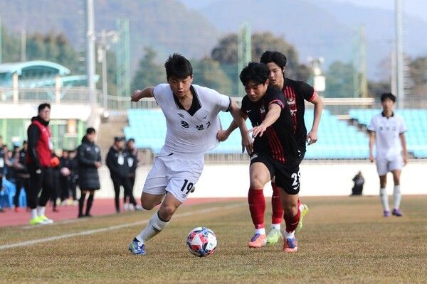 성남FC U18(풍생고)과 FC서울 U18(오산고) 선수들이 경기를 펼치고 있다. /사진=성남FC