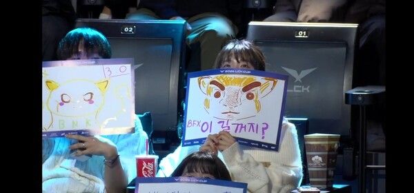 12일 서울 종로 롤파크 LCK아레나에서 열린 2026 LCK컵 플레이오프 1라운드 2세트, BNK피어엑스가 정교하게 설계된 초반 미드 갱과 랩터의 ‘랩신’ 퍼포먼스를 앞세워 DN수퍼스를 꺾고 세트 스코어 1대1 균형을 맞췄다. (▲BNK피어엑스 & DN수퍼스 =1:1). /사진=네이버 치지직 라이브영상 캡처