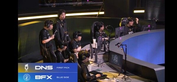 12일 서울 종로 롤파크 LCK아레나에서 열린 2026 LCK컵 플레이오프 1라운드 3세트, BNK피어엑스가 전령 한타에서 승부를 갈랐다. 한 번의 교전으로 흐름을 완전히 틀어쥔 뒤 바론까지 매끄럽게 연결하며 DN수퍼스를 2대1로 역전했다. (▲BNK피어엑스 & DN수퍼스 =2:1). /사진=네이버 치지직 라이브영상 캡처