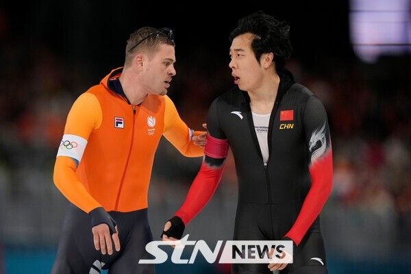 유프 베네마르스와 롄쯔원(오른쪽). /사진=뉴시스(AP)