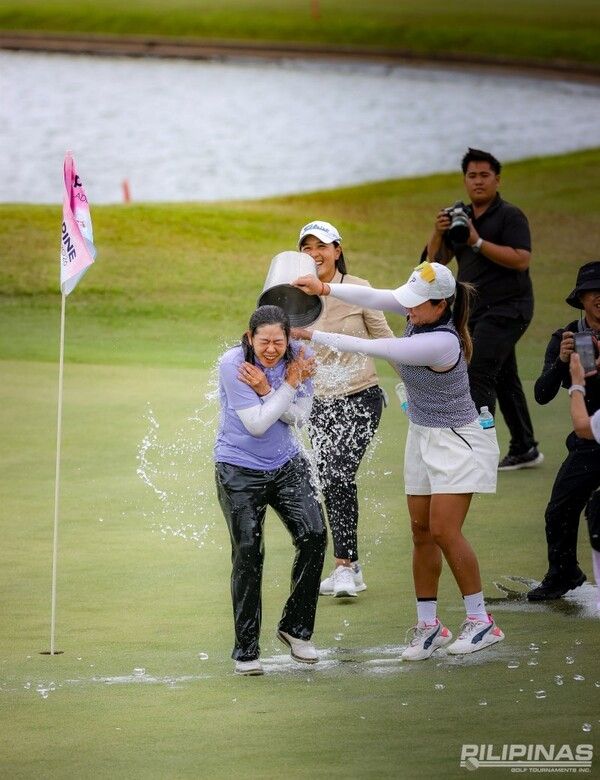대만의 황 칭이 필리핀 리파 시티에서 열린 KLPGA 드림 윈터투어 마지막 대회 ‘필리핀 레이디스 마스터스 2026’에서 최종합계 11언더파로 역전 우승을 차지했다. (▲황 칭이 우승을 확정짓고 난 후 동료들로부터 우승 축하 물세례를 받고 있다.). /사진=PGTI