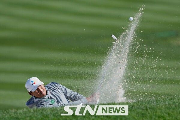 김시우가 미 캘리포니아주 페블비치 골프링크스에서 열린 미국프로골프(PGA) 투어 AT&T 페블비치 프로암 첫날 18번 홀 벙커에서 샷하고 있다. /사진=뉴시스(AP)