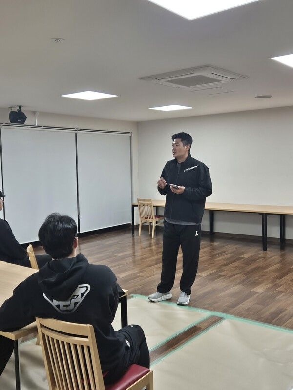 노경은이 SSG 랜더스 2군 후배들에게 멘토링 강연을 하고 있다. /사진=SSG랜더스