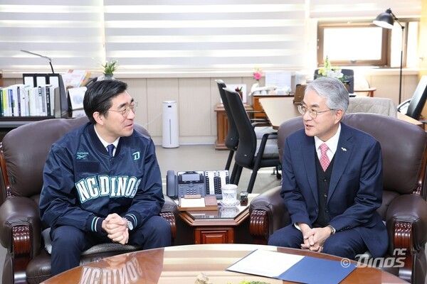 (좌측부터) 이진만 NC 다이노스 대표이사, 박종훈 경남교육감. /사진=NC 다이노스