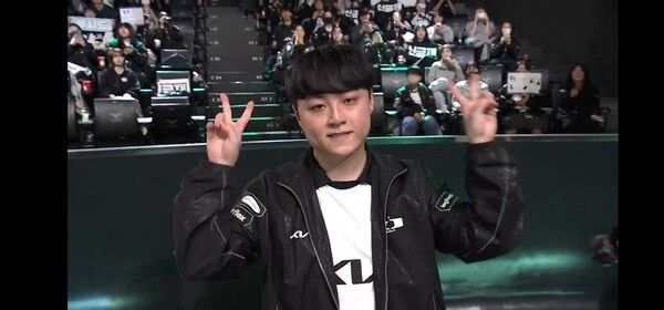 13일 종로 롤파크 LCK아레나에서 벌어진 2026 LCK컵 플레이오프 1라운드 DRX와 경기에서 DK가 중반 이후 집중력 저하로 위기를 맞았지만, 베테랑 ‘쇼메이커’ 허수를 중심으로 1-2에서 3-2로 재역전 하면서 플레이오프 2라운드 진출 티켓을 거머쥐었다. (▲DK & DRX=3:2 /POM=쇼메이커). /사진=네이버 치지직 라이브영상 캡처