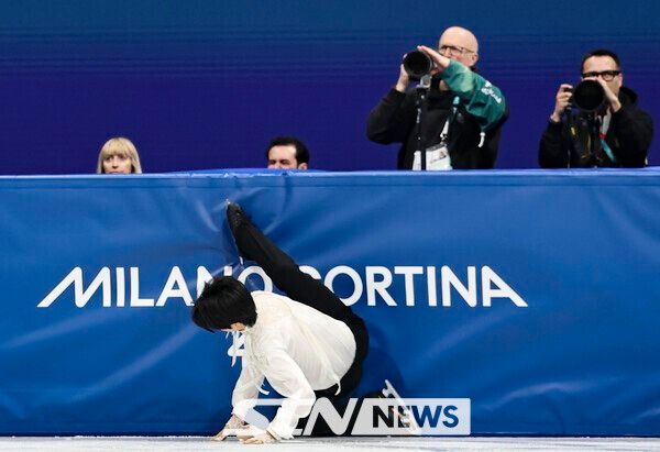 피겨스케이팅 차준환이 13일(현지 시간) 이탈리아 밀라노 아이스 스케이팅 아레나에서 열린 2026 밀라노·코르티나 담페초 동계올림픽 피겨스케이팅 남자 싱글 프리스케이팅에서 점프를 시도하다 넘어지고 있다.&nbsp;/사진=뉴시스