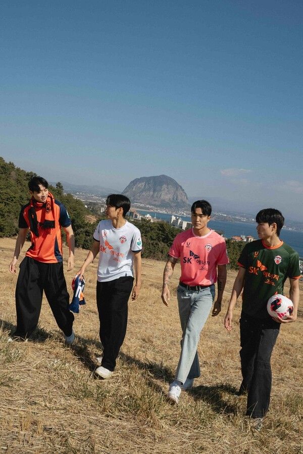 이번 유니폼의 테마 슬로건은&nbsp;'멈추지 않는 물결,&nbsp;승리를 향한 바람'이다. /사진=제주SK FC