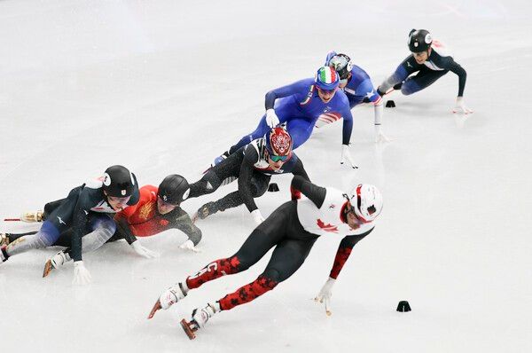 15일(한국시간) 황대헌은 이탈리아 밀라노 아이스 스케이팅 아레나에서 열린 2026 밀라노·코르티나담페초 동계 올림픽 쇼트트랙 남자 1500m 결선에서 2분12초304로 옌스 판트바우트(네덜란드·2분12초219)에 이어 2위로 결승선을 통과, 은메달을 수확했다. (▲14일(현지 시간) 쇼트트랙 황대헌이 이탈리아 밀라노 아이스 스케이팅 아레나에서 열린 2026 밀라노·코르티나 담페초 동계올림픽 쇼트트랙 스피드스케이팅 남자 1500m 준결승에서 역주하고 있다). /사진=뉴시스