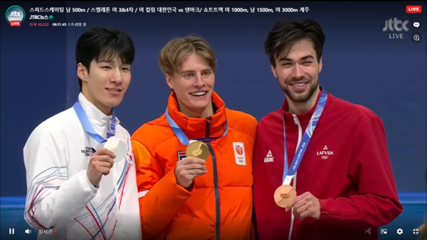 15일(한국시간) 황대헌은 이탈리아 밀라노 아이스 스케이팅 아레나에서 열린 2026 밀라노·코르티나담페초 동계 올림픽 쇼트트랙 남자 1500m 결선에서 2분12초304로 옌스 판트바우트(네덜란드·2분12초219)에 이어 2위로 결승선을 통과, 은메달을 수확했다. /사진=네이버치지직 라이브 영상 캡처