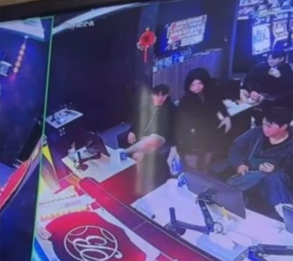 설상 종목 300억 원 투자 결실로 한국 스키 사상 첫 올림픽 금메달을 안은 롯데가 같은 날 오후 프로야구단 선수 4명의 해외 불법 도박장 출입 사실을 공식 인정하며 즉각 귀국 조치를 결정했다.(▲롯데 자이언츠 선수 4명 불법 도박장 출입). /사진=온라인 커뮤니티 캡처