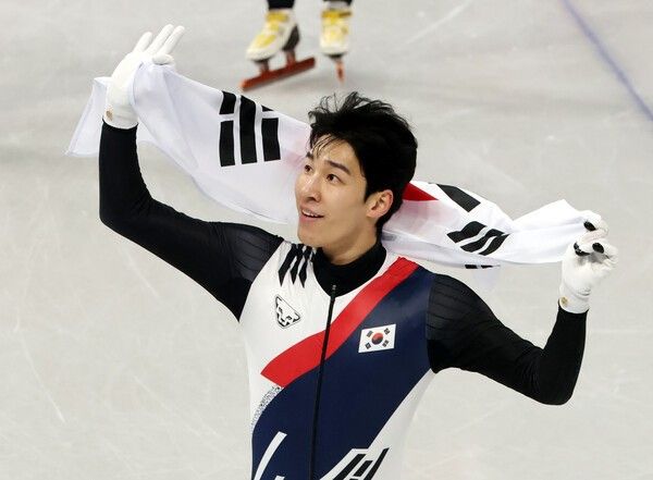 15일(한국시간) 황대헌은 이탈리아 밀라노 아이스 스케이팅 아레나에서 열린 2026 밀라노·코르티나담페초 동계 올림픽 쇼트트랙 남자 1500m 결선에서 2분12초304로 옌스 판트바우트(네덜란드·2분12초219)에 이어 2위로 결승선을 통과, 은메달을 수확했다. (▲14일 (현지 시간) 이탈리아 밀라노 아이스 스케이팅 아레나 경기장에서 열린 2026 밀라노·코르티나담페초 동계올림픽 쇼트트랙 남자 1500m 결승에서 은메달을 획득한 황대헌이 태극기를 두르고 기뻐하고 있다). /사진=뉴시스