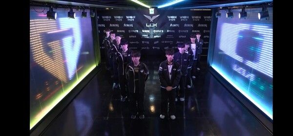 14일 , 종로 롤파크 LCK아레나에서 열린 2026 LCK컵 플레이오프 2라운드 젠지(ZEN)가 DK와의 경기에서 기아를 3대 1로 꺾고 ‘홍콩행’ 티켓을 가장 먼저 손에 넣었다. (▲젠지(ZEN) & DK=3:1). /사진=네이버 치지직 라이브영상 캡처