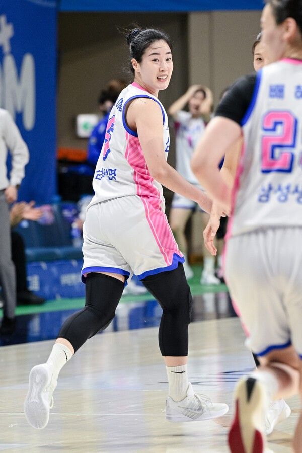 외곽슛을 넣은 뒤 기뻐하는 김아름. /사진=WKBL