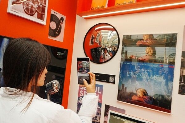 스노보드 하프파이프 금메달 최가온이 코리아하우스 ‘CJ ENM’ 부스의 포토존에서 포즈를 취하고 있다. /사진= CJ그룹