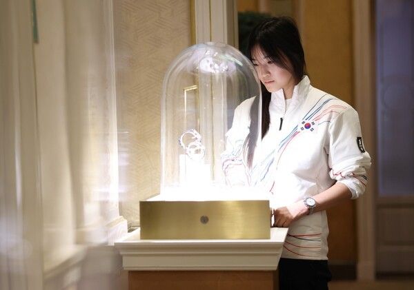 오메가는 대한민국 첫 금메달리스트인 최가온에게 ‘스피드마스터 38mm 밀라노 코르티나 2026’을 증정했다. /사진= 오메가