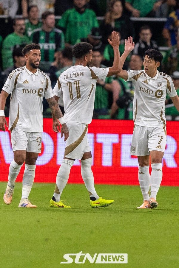 로스엔젤레스(LAFC) 손흥민과 드니 부앙가(맨 왼쪽). /사진=뉴시스(AP)