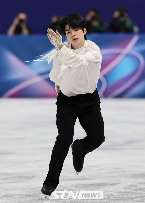 프리스케이팅 차준환이 13일(현지 시간) 이탈리아 밀라노 아이스 스케이팅 아레나에서 열린 2026 밀라노·코르티나 담페초 동계올림픽 피겨스케이팅 남자 싱글 프리스케이팅에서 연기를 펼치고 있다. /사진=뉴시스