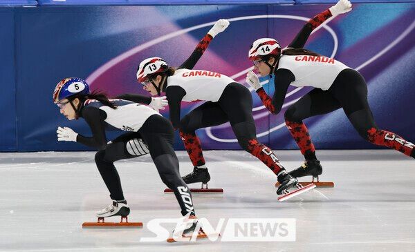 대한민국 쇼트트랙 최민정이 12일(현지 시간) 이탈리아 밀라노 아이스 스케이팅 아레나에서 열린 2026 밀라노·코르티나 담페초 동계올림픽 쇼트트랙 여자 500m 준결승에서 캐나다 선수들을 상대로 역주하고 있다. /사진=뉴시스
