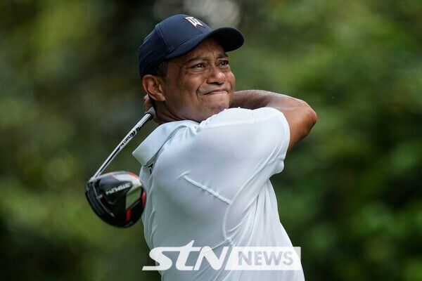 타이거 우즈가 23년 4월 미 조지아주 오거스타의 오거스타 내셔널 GC에서 열린 PGA 투어 첫 메이저대회인 제87회 마스터스 토너먼트 첫날 11번 홀에서 티샷하는 모습. /사진=뉴시스(AP)