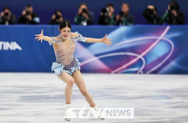 피겨스케이팅 이해인이 17일(현지 시간) 이탈리아 밀라노 아이스스케이팅 아레나에서 열린 2026 밀라노·코르티나 담페초 동계올림픽 피겨스케이팅 여자 싱글 쇼트 프로그램에서 연기를 펼치고 있다.&nbsp;/사진=뉴시스