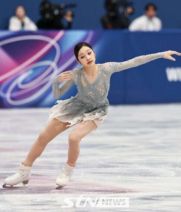 피겨스케이팅 신지아가 17일(현지 시간) 이탈리아 밀라노 아이스스케이팅 아레나에서 열린 2026 밀라노·코르티나 담페초 동계올림픽 피겨스케이팅 여자 싱글 쇼트프로그램에서 연기를 펼치고 있다.&nbsp;/사진=뉴시스